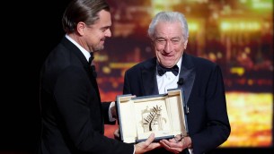Cannes, DiCaprio consegna Palma d'Oro a De Niro: "Ha ispirato tutti noi"
