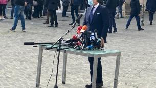Caos per dichiarazione Conte: giornalisti e troupe ammassate, volano insulti