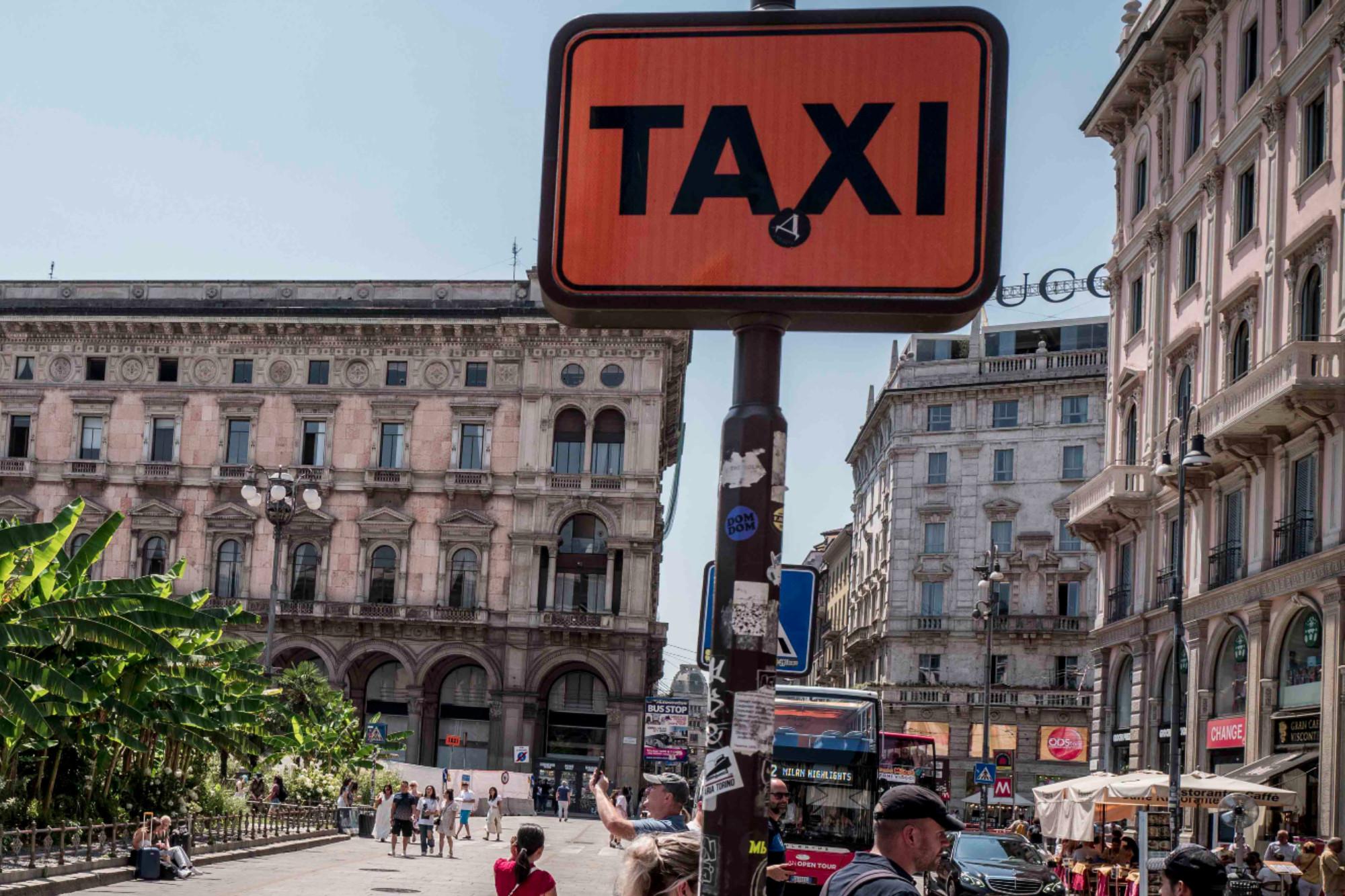 Caos taxi, la proposta: "Doppi turni e licenze temporanee per turismo o grandi eventi"
