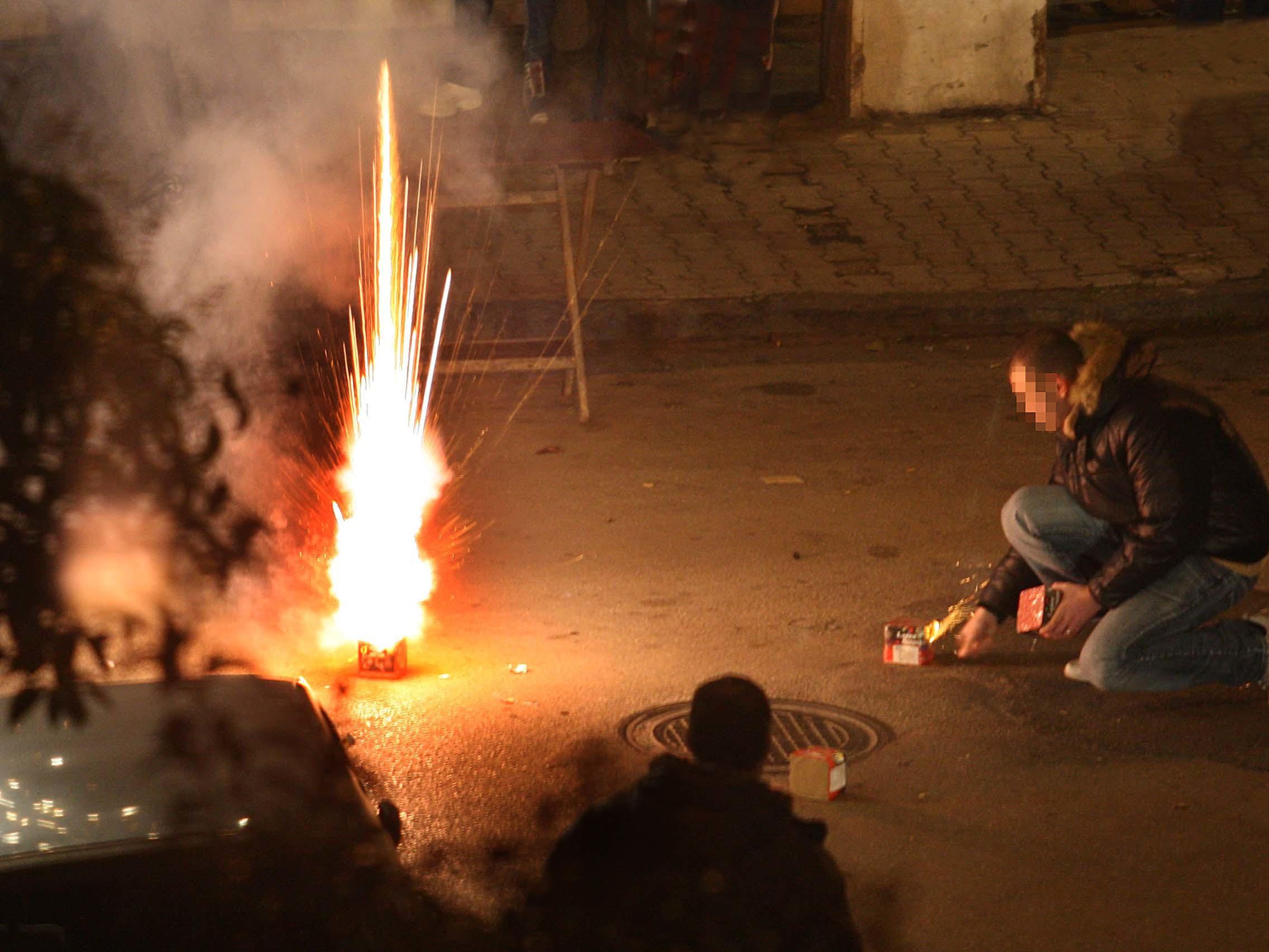 Capodanno 2023, "botti come bombe o mine: 5 regole salva mani"
