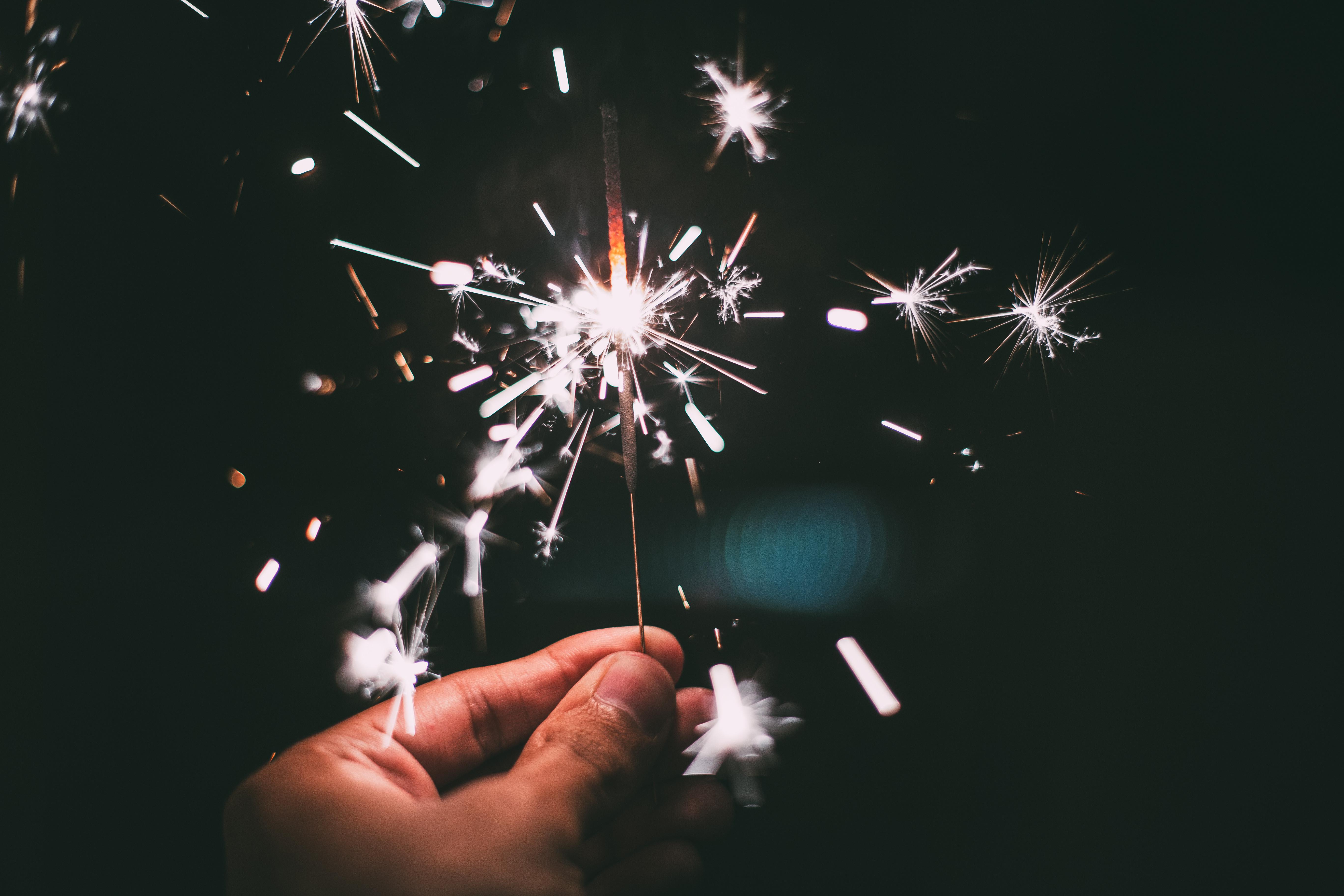 Capodanno 2024, il pediatra: "Con i bimbi no a botti e 'stelline', non esistono fuochi sicuri"