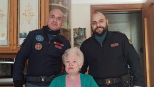 Capodanno, anziana sola chiama poliziotti che le fanno compagnia