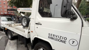 Capodanno col botto a Firenze, Ferrari sbatte contro 4 auto
