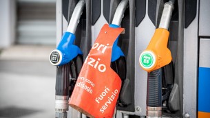 Carburante, lieve aumento prezzi benzina e gasolio oggi in Italia