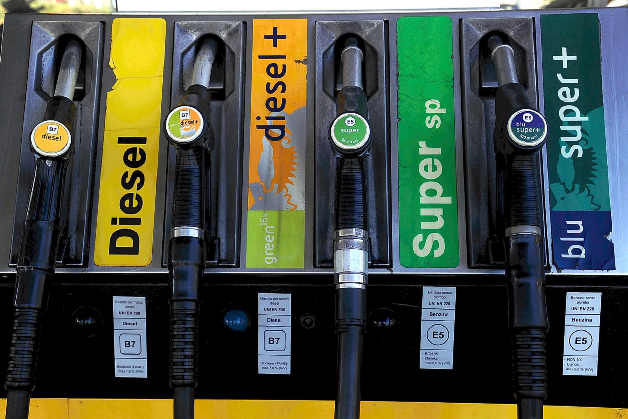 Carburante, nuovi ribassi per prezzi benzina e gasolio