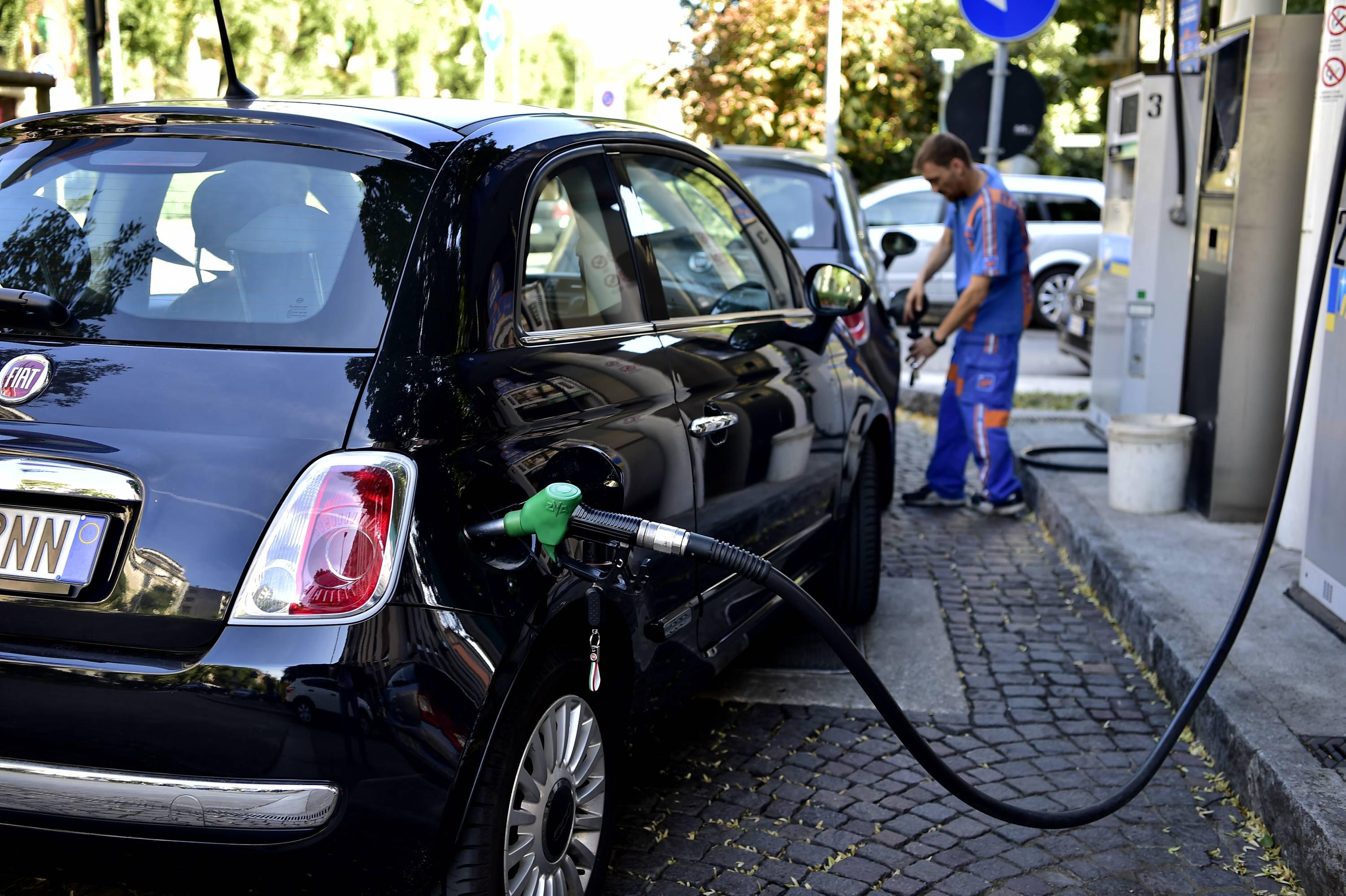 Carburanti, prezzi benzina e gasolio in aumento alla pompa