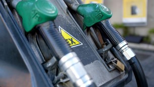 Carburanti, prezzi in calo per benzina e diesel