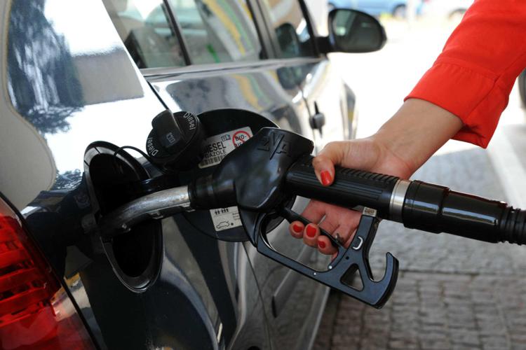Carburanti, prezzi oggi benzina al ribasso