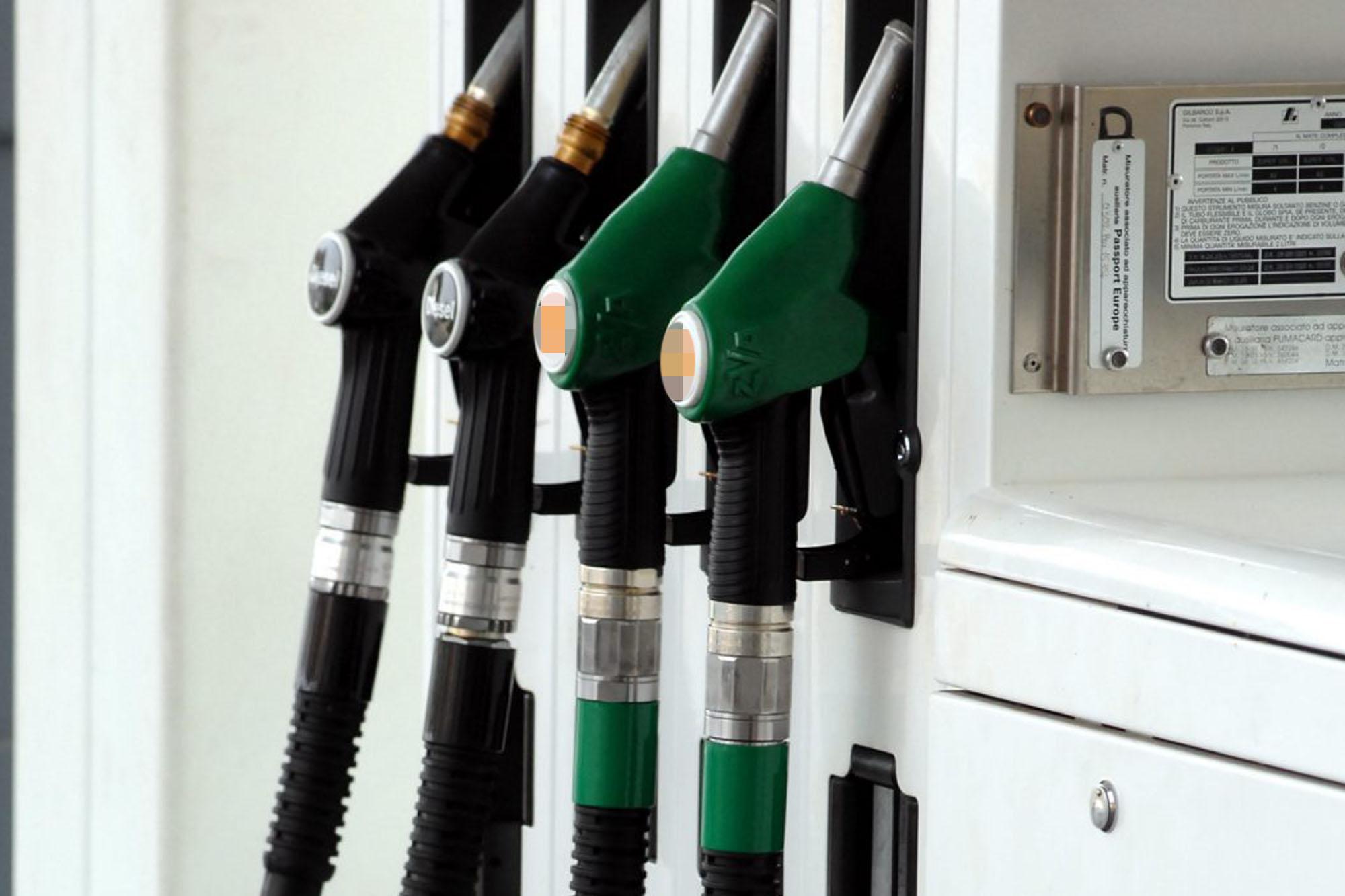 Carburanti, prezzo benzina e diesel ancora in calo oggi in Italia