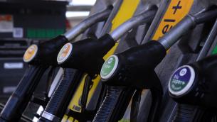 Carburanti, rialzi non si fermano: prezzi da record