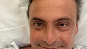 Carlo Calenda operato, selfie dal letto d'ospedale: "Affettato, ma tutto bene"
