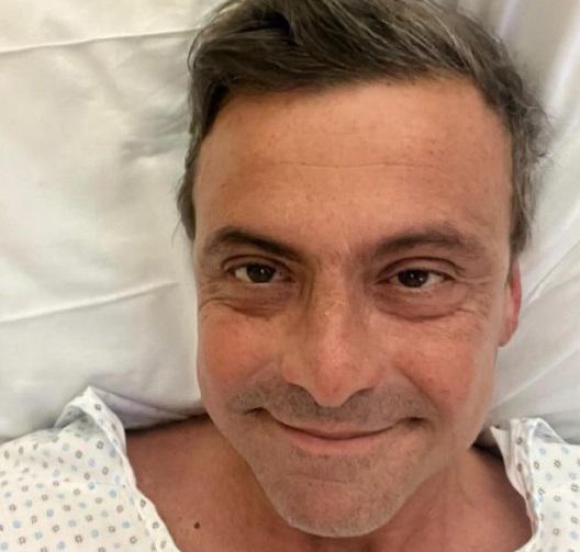 Carlo Calenda operato, selfie dal letto d'ospedale: "Affettato, ma tutto bene"