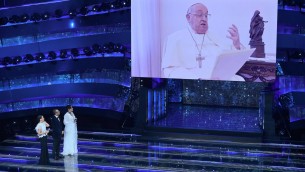 Carlo Conti ricorda Papa Francesco: "Momento unico il suo messaggio a Sanremo 2025"