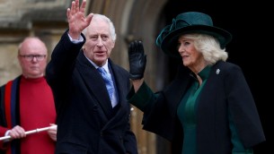 Carlo e Camilla a Windsor per Messa Pasqua, assenti William e Kate