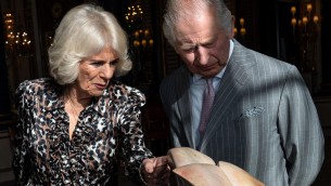 Carlo e Camilla come il conte Dracula e consorte per Halloween
