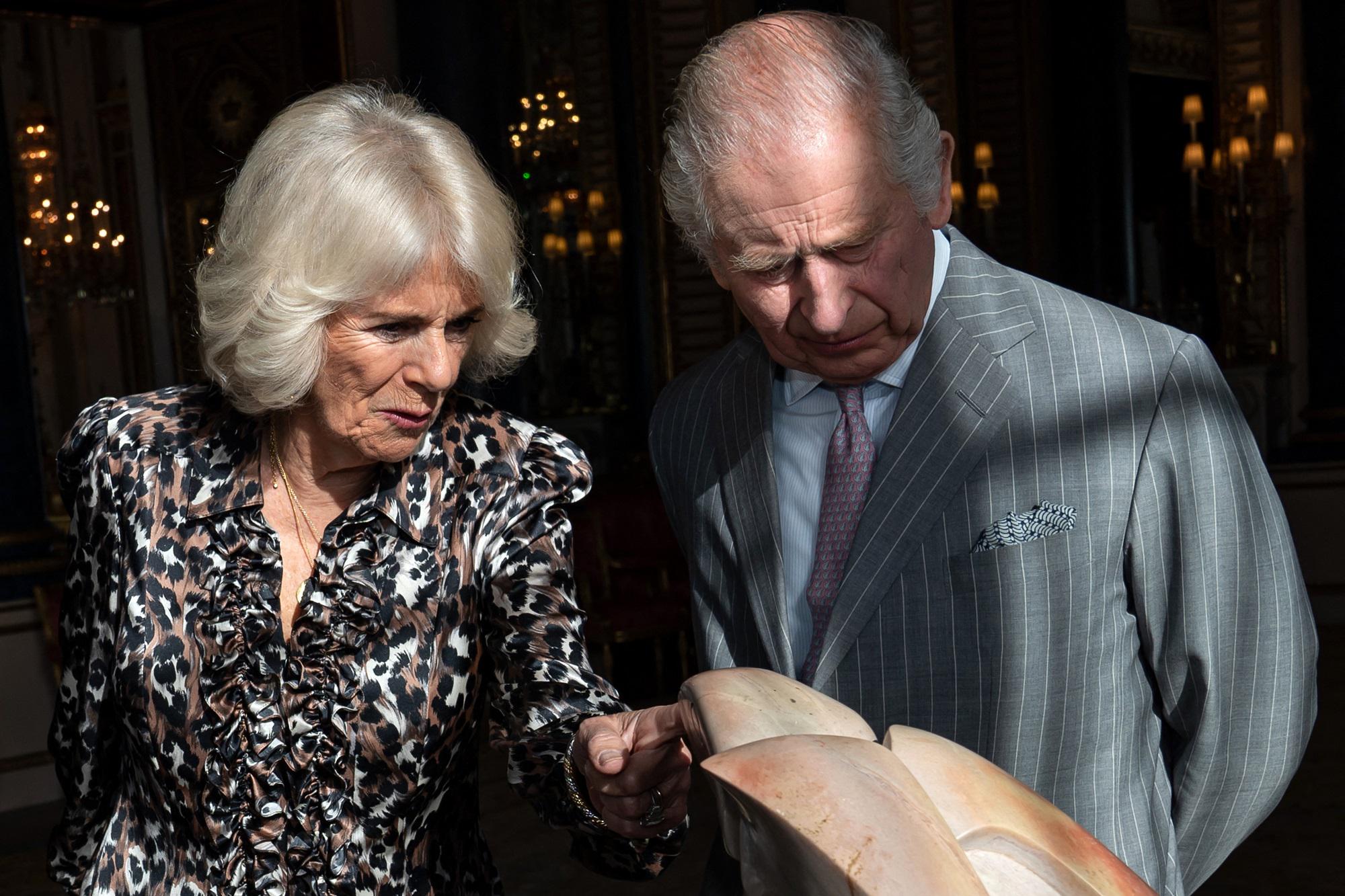 Carlo e Camilla come il conte Dracula e consorte per Halloween