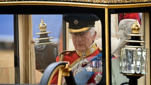 Carlo gioioso ma anche cupo al Trooping the Colour: l'analisi dell'esperto