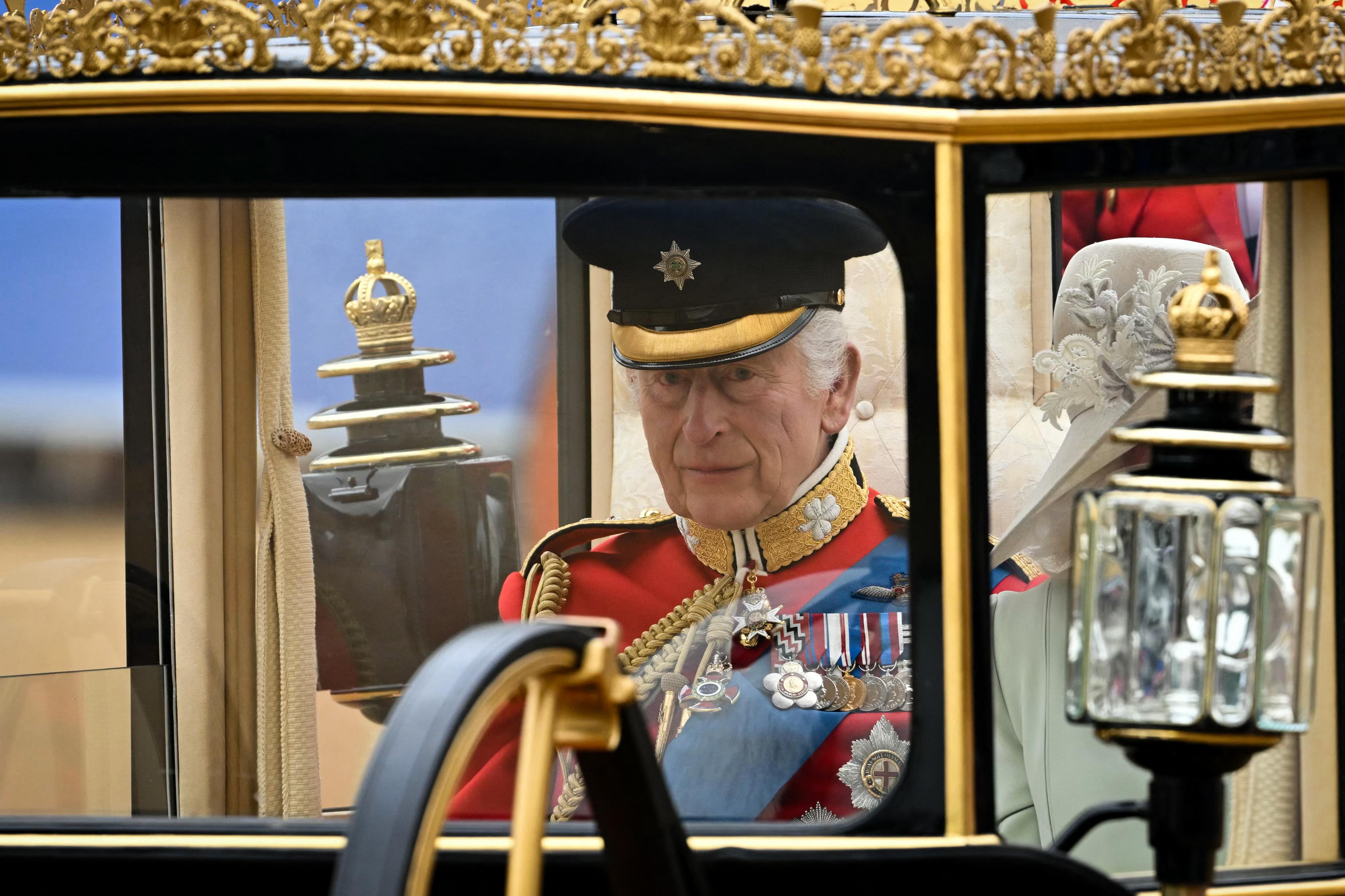 Carlo gioioso ma anche cupo al Trooping the Colour: l'analisi dell'esperto