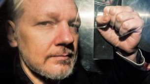 Carlo III, la lettera di Assange: "Imploro il re di farmi visita in carcere"