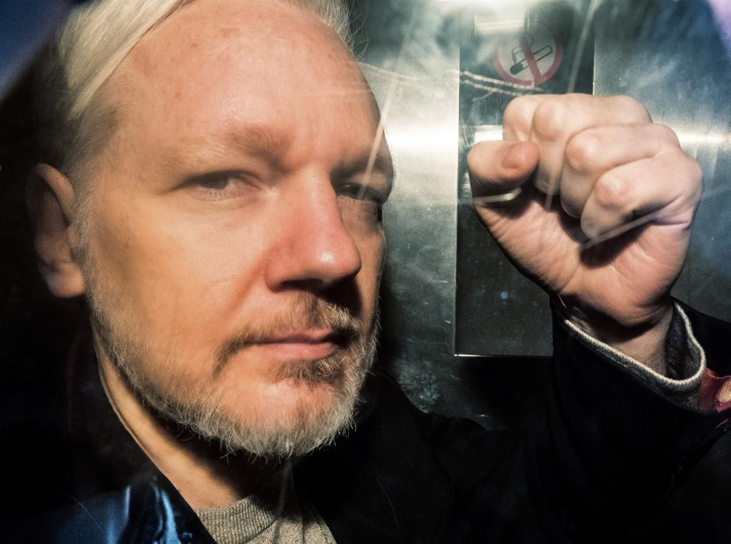 Carlo III, la lettera di Assange: "Imploro il re di farmi visita in carcere"