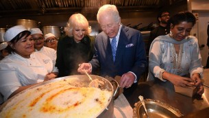 Carlo in cucina per beneficenza, così Camilla 'rivendica' la parità di genere nella famiglia reale