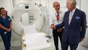Carlo visita un centro per la cura del cancro, il re tornato agli impegni pubblici