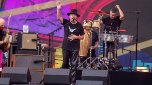 Carlos Santana collassa durante prove per il concerto: ricoverato