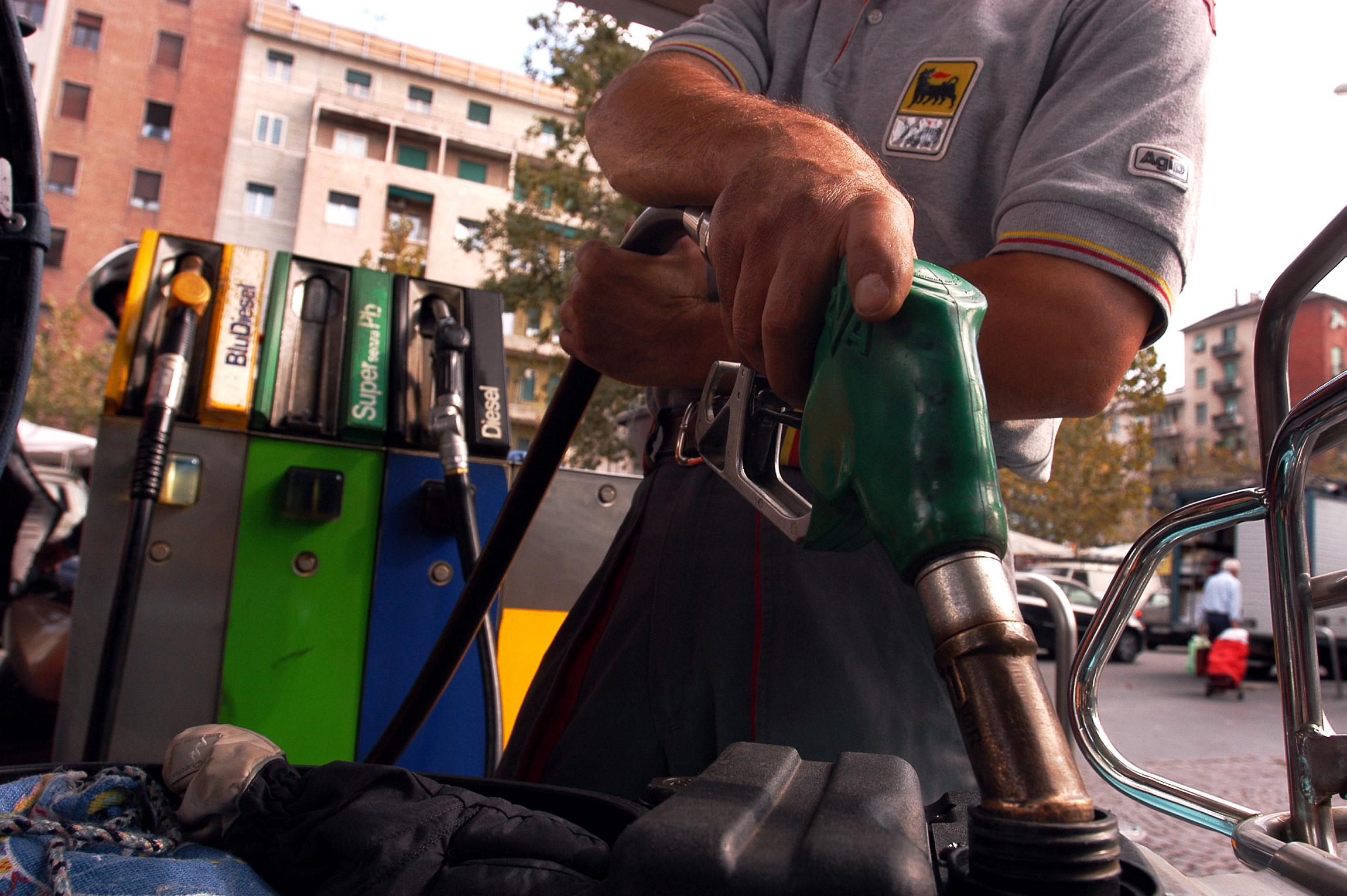 Caro benzina, in vigore il decreto carburante: tutte le misure