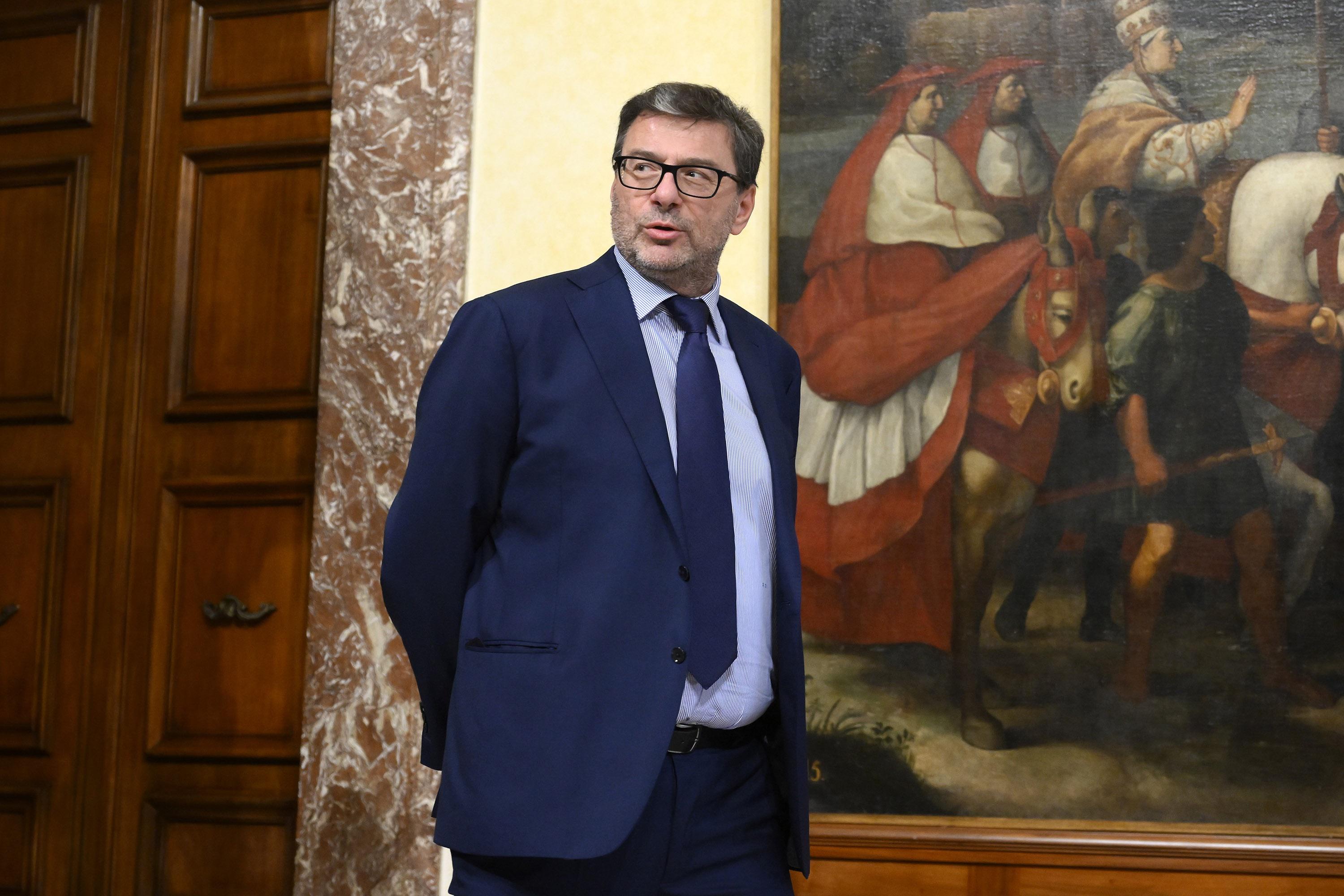 Caro bollette, morosi, proroghe e bonus: cosa c'è sul tavolo di Giorgetti