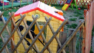 Caserta, maestra d'asilo picchia gli alunni: sospesa