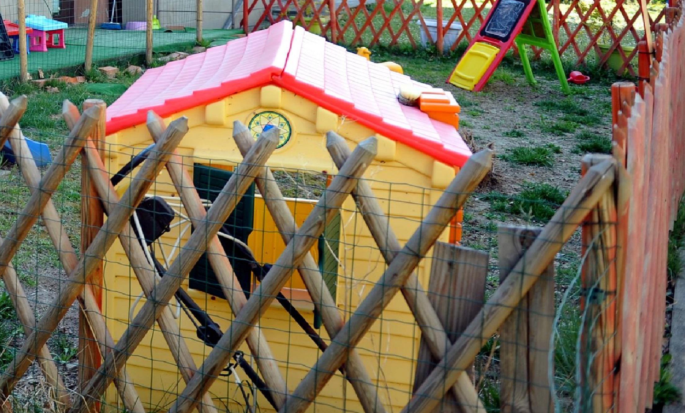 Caserta, maestra d'asilo picchia gli alunni: sospesa