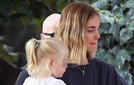 Caso Ferragni, l'influencer al parco con i figli: clausura finita