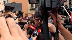 Caso Garlasco, Corona show davanti alla Procura di Pavia
