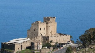 castello-roseto-capo-spulico-1536x970