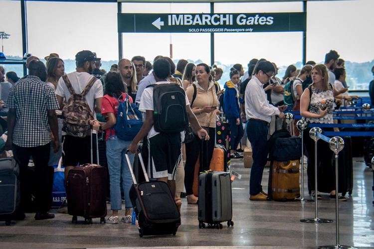 Catania, aeroporto riapre