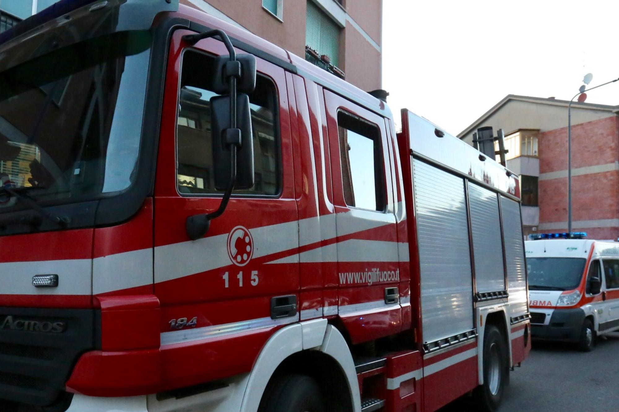 Catania, in fiamme una palazzina: un morto
