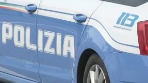 Catania, uomo si barrica da solo in casa e spara in strada