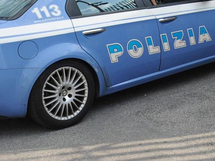 Catanzaro, si rifiuta di unirsi a compagni violenti: minore accoltellato all'uscita di scuola