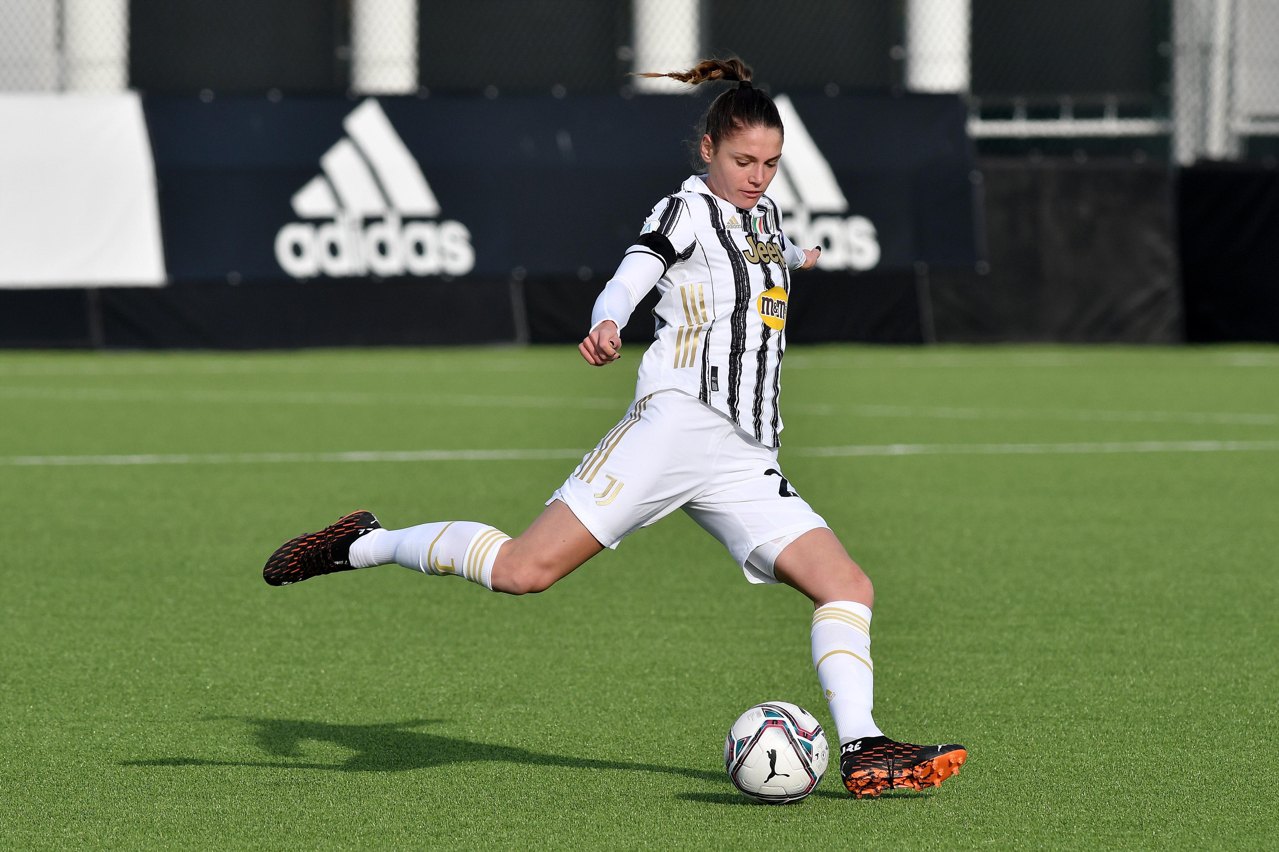 Cecilia Salvai con occhi a mandorla, bufera social e Juve si scusa
