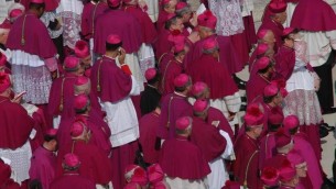 Cei, salta testo finale su donne, coppie gay e trasparenza: Assemblea generale rinviata