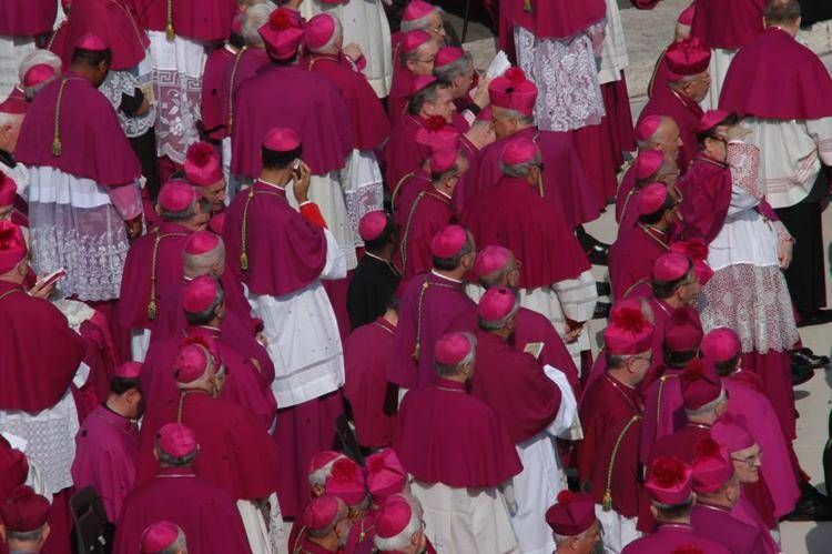 Cei, salta testo finale su donne, coppie gay e trasparenza: Assemblea generale rinviata