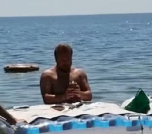 Celebra messa sul materassino in mare, sacerdote indagato
