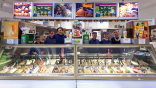 Lo staff della gelateria Cesare a Reggio Calabria