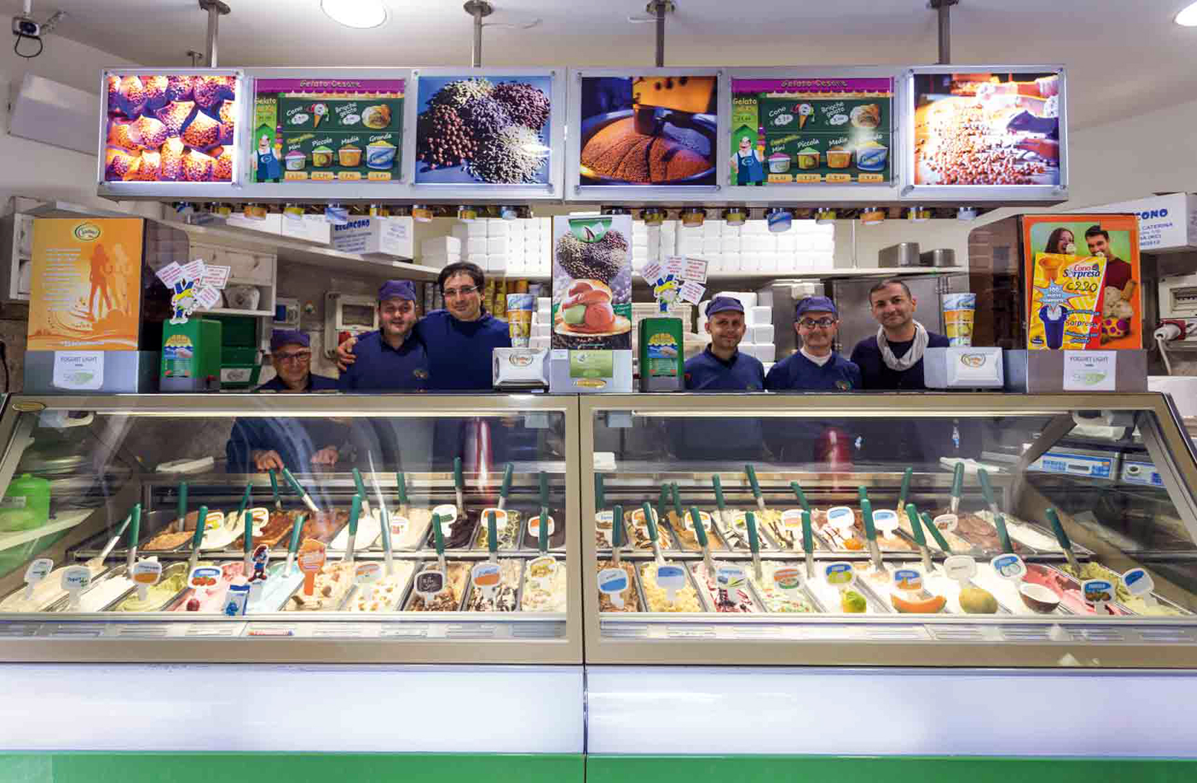 Lo staff della gelateria Cesare a Reggio Calabria