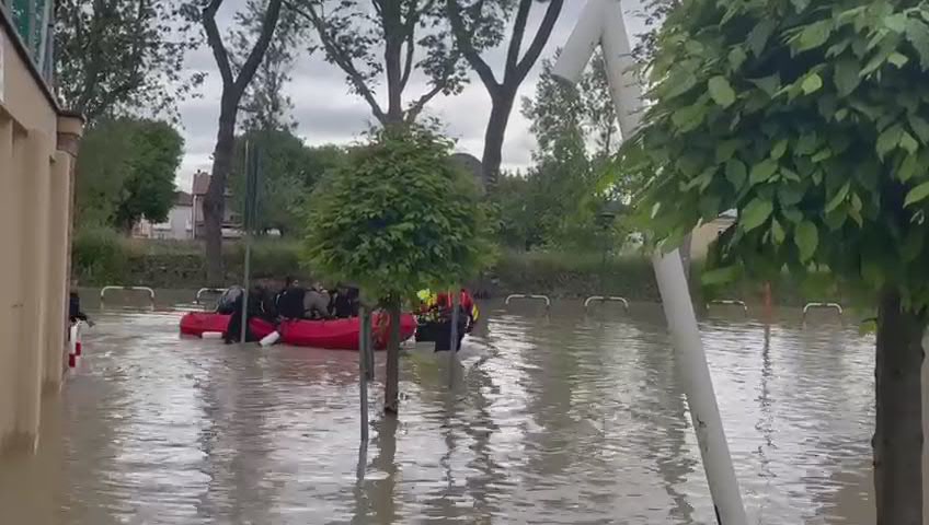 Cesena, vigili del fuoco in gommone soccorrono allievi Polizia - Video