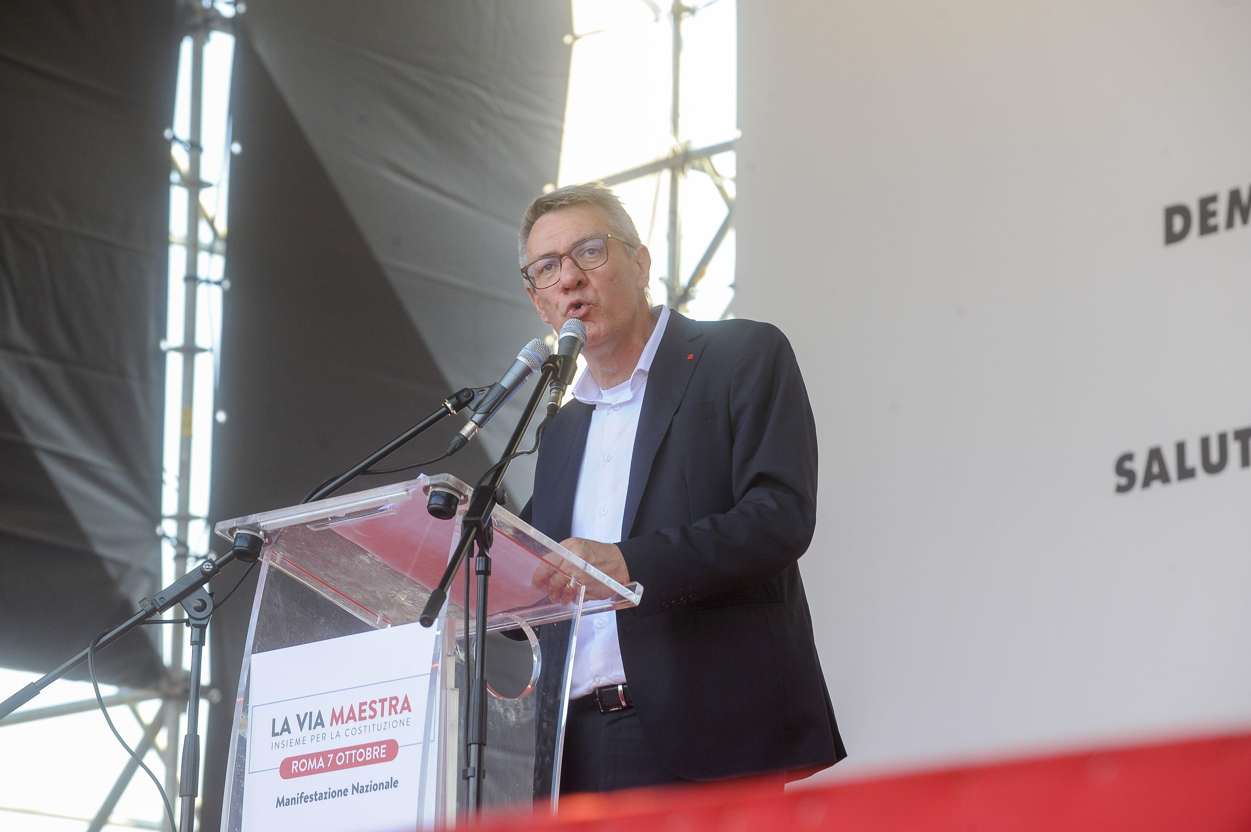 Cgil in piazza a Roma, Landini sfida governo: "Non ci fermeremo"