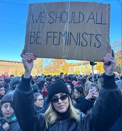 Chiara Ferragni al corteo contro la violenza sulle donne: "Dovremmo essere tutti femministi"