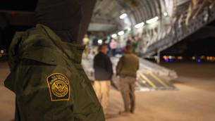 Chicago, raid per arrestare migranti: in campo lo 'zar' di Trump
