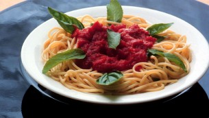 Cibo e intossicazioni, cosa si rischia dai funghi alle conserve fatte in casa