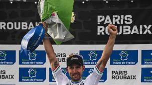 Ciclismo, Sonny Colbrelli trionfa alla Parigi-Roubaix